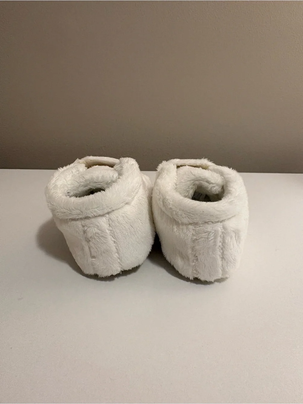 White baby Uggs 12-18 Month New Never Worn